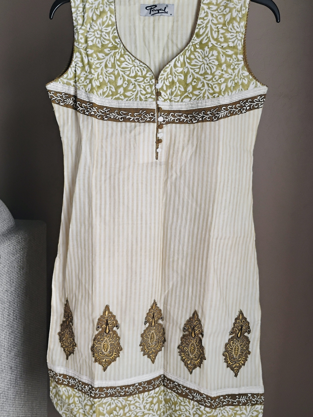 Payal Size M Cream & Olive Embroidered Sleeveless Button Front Tunic Top